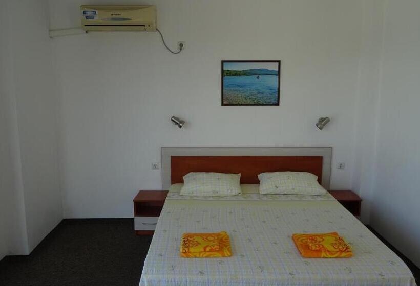 اتاق سه نفره سوپریور با چشم‌انداز دریا, Dobrevi Guest House