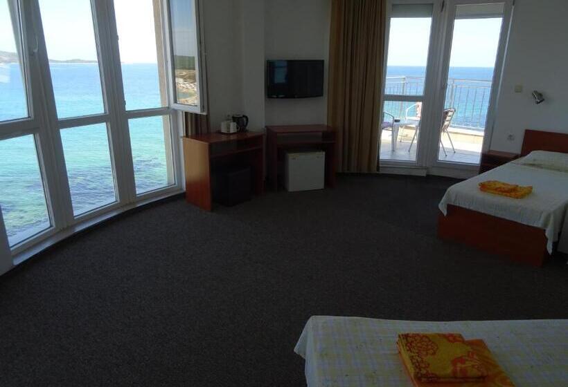 اتاق استاندارد سه نفره, Dobrevi Guest House
