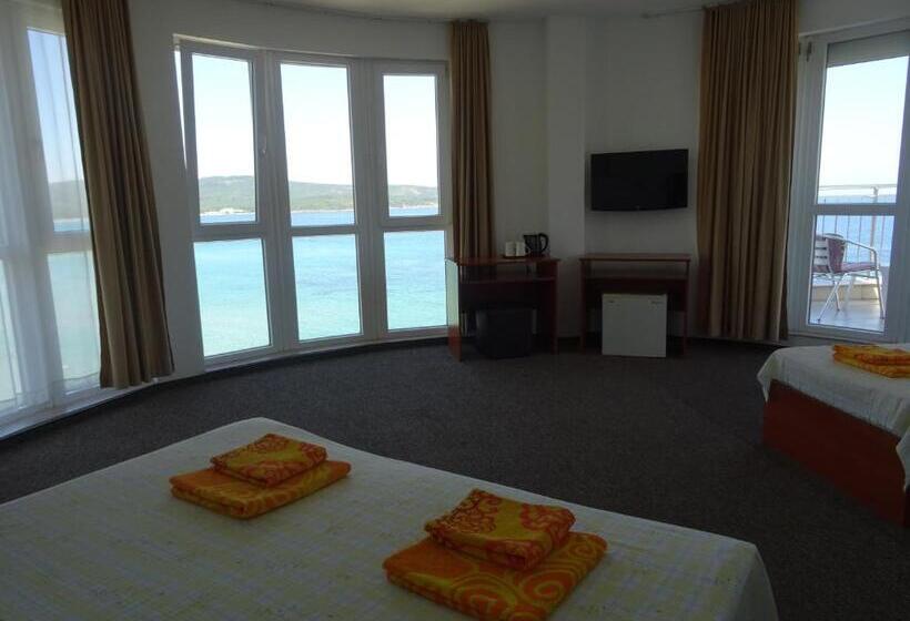 اتاق استاندارد سه نفره, Dobrevi Guest House