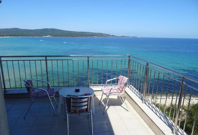 اتاق استاندارد سه نفره, Dobrevi Guest House