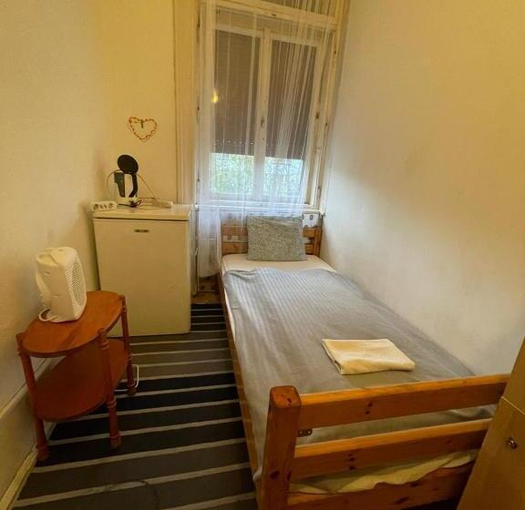 浴室共有スタンダード４人用ルーム, Wesselényi Rooms Near Gozsdu Udvar