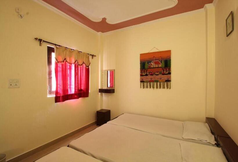 Семейный Номер Совместный Санузел, Friends Guest House & Hostel  Near Taj Mahal
