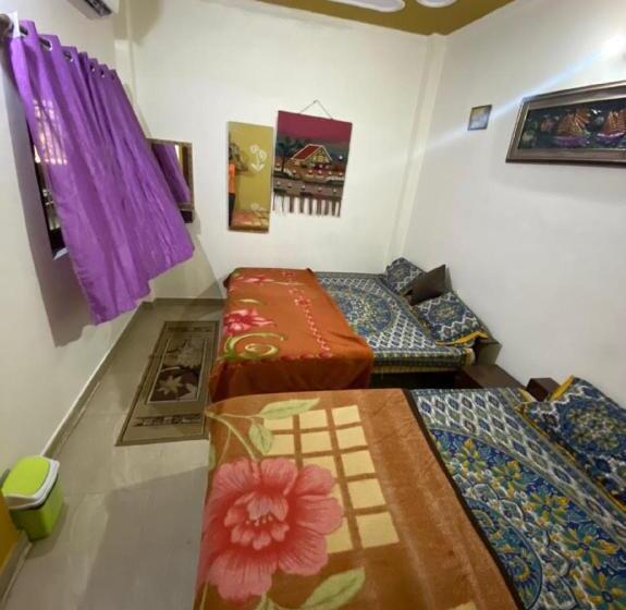 Семейный Номер Совместный Санузел, Friends Guest House & Hostel  Near Taj Mahal