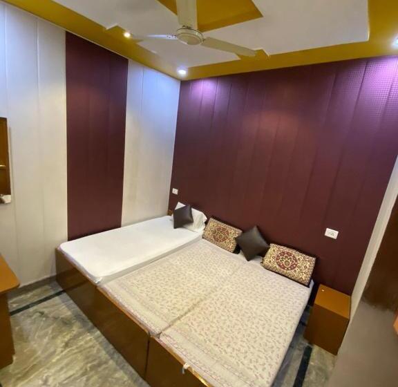 Номер Стандарт Трехместный, Friends Guest House & Hostel  Near Taj Mahal