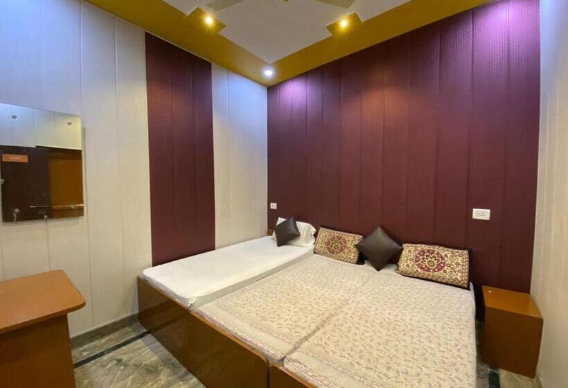 Номер Стандарт Трехместный, Friends Guest House & Hostel  Near Taj Mahal