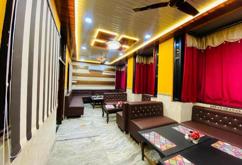 Номер Стандарт Трехместный, Friends Guest House & Hostel  Near Taj Mahal