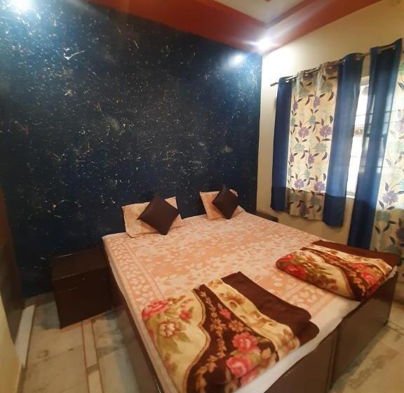 Номер Deluxe, Friends Guest House & Hostel  Near Taj Mahal