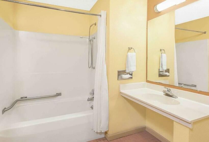 Номер Стандарт, Days Inn & Suites By Wyndham Kalamazoo