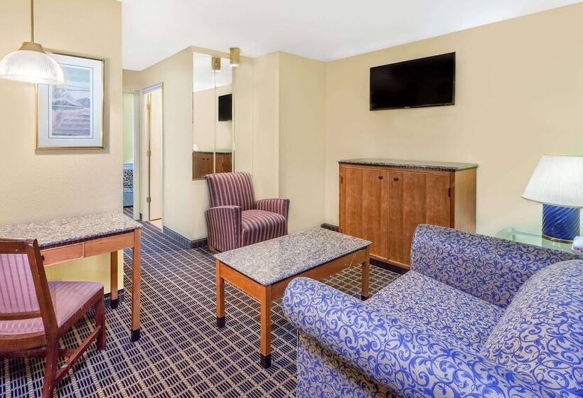 Люкс, Days Inn & Suites By Wyndham Kalamazoo