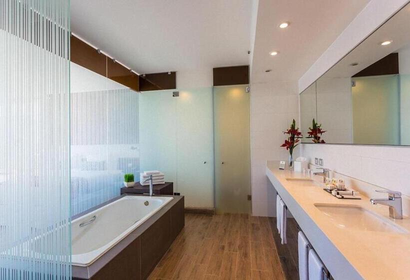 سوییت جونیور, Radisson Blu Plaza El Bosque Santiago