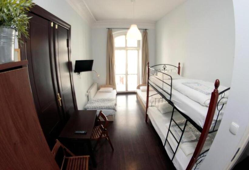 اتاق استاندارد چهار تخته, Pit Stop Hostel