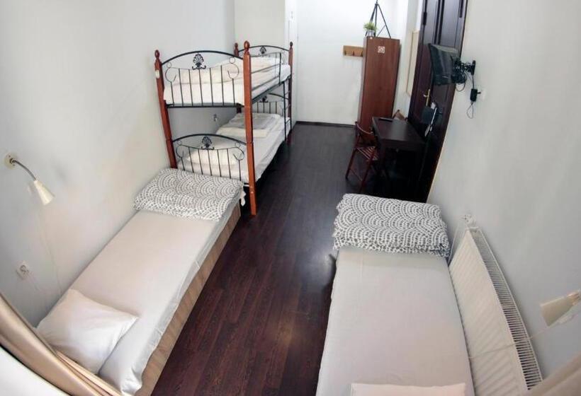 اتاق استاندارد چهار تخته, Pit Stop Hostel