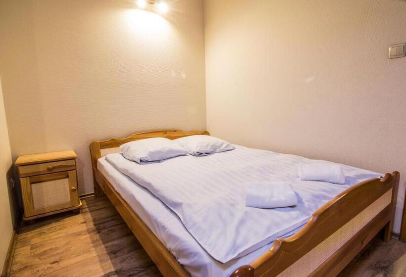 标准三人间共用浴室, Top Hostel Pokoje Gościnne