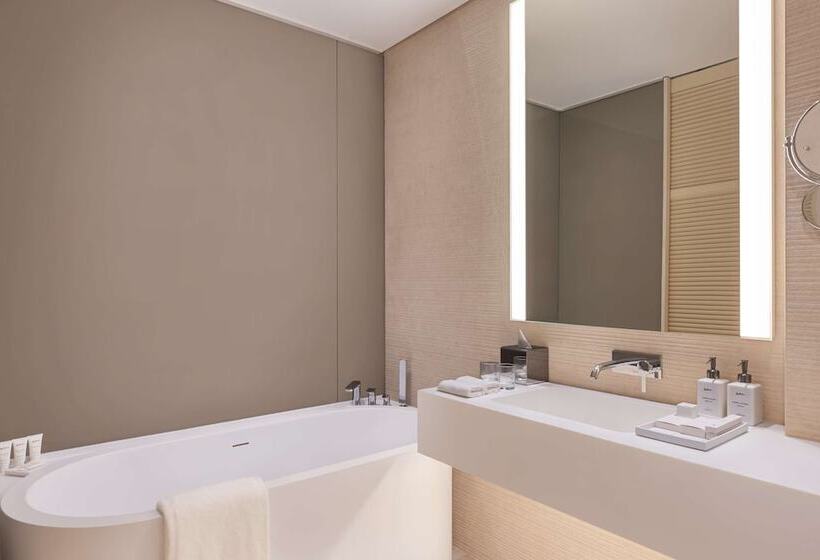 سوییت با چشم‌انداز دریا, Radisson Beach Resort Palm Jumeirah