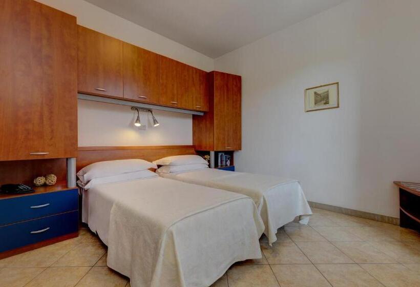 Standard Room, Frank