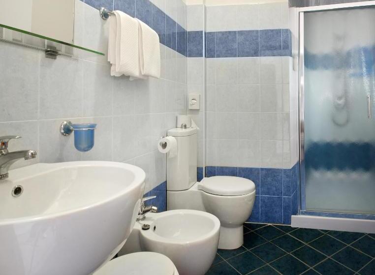 Economy Family Suite, Frank