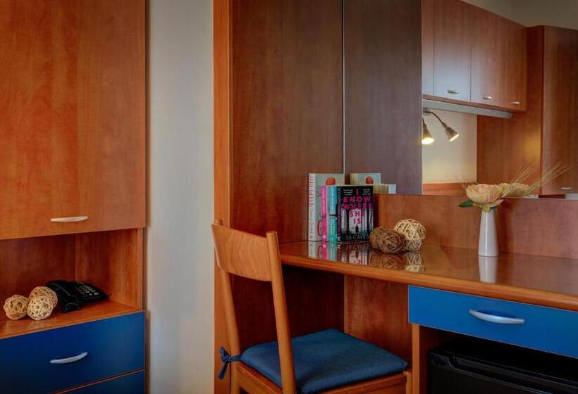 Economy Family Suite, Frank