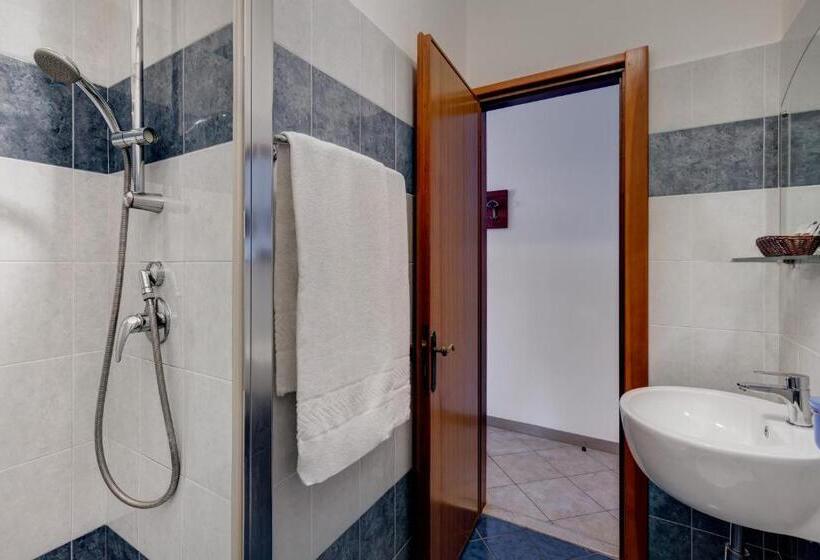 Economy Family Suite, Frank