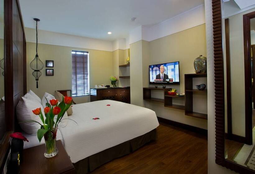 اتاق خانوادگی تودرتو, La Siesta Classic Ma May