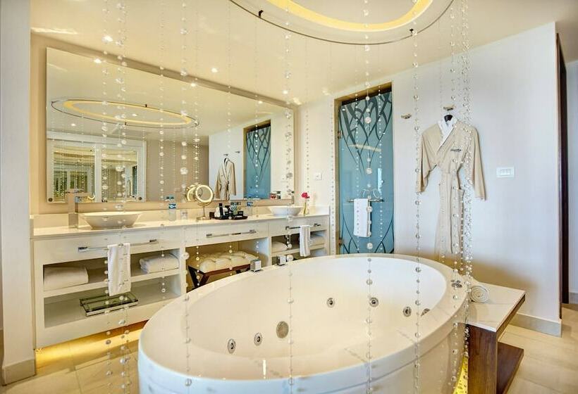 Deluxe Suite Sea View, Royalton Riviera Cancun, An Autograph Collection - All Inclusive Resort & Casino