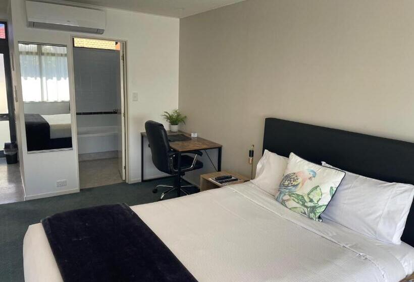 استودیو اجرایی, Academy Motor Inn