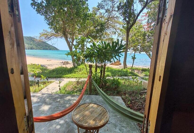 اتاق استاندارد با بالکن و چشم‌انداز دریا, Kamaku Bungalows