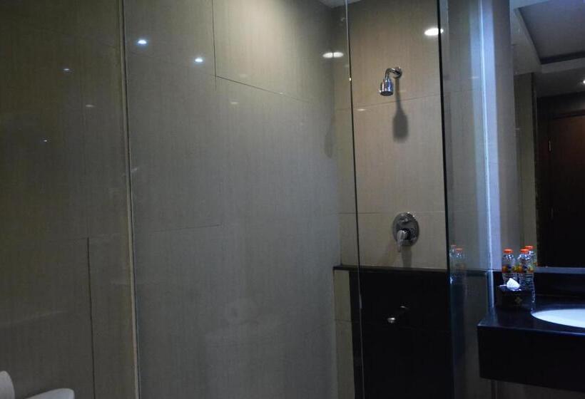 جناح جونيور, Grand Cakra Hotel Malang