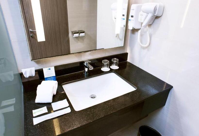 适合残疾人使用的标准间, Holiday Inn Express Surabaya Centerpoint, An Ihg