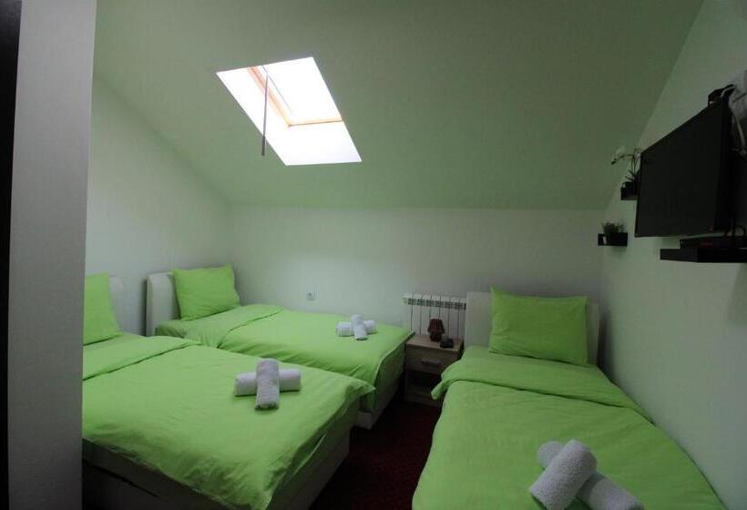 اتاق استاندارد سه نفره, Hostel Aurora