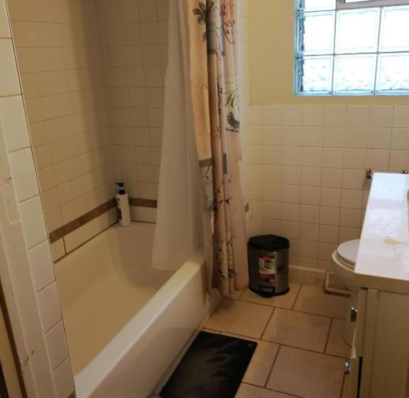 Economy Szoba, 320 Happy Home