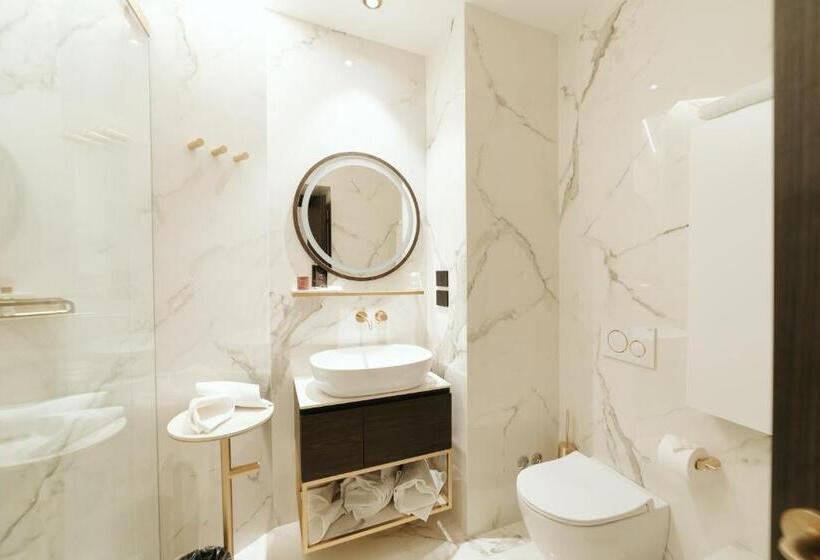 标准三人间, Albergo Italia