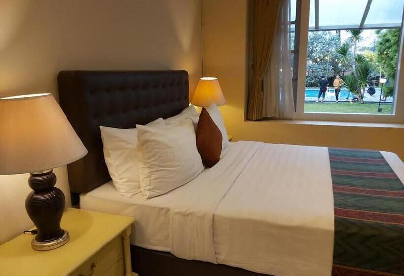 اتاق استاندارد با تخت بزرگ, Indah Palace Tawangmangu