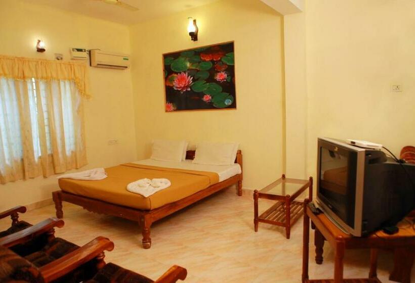 سوییت خانوادگی, Candid Residency