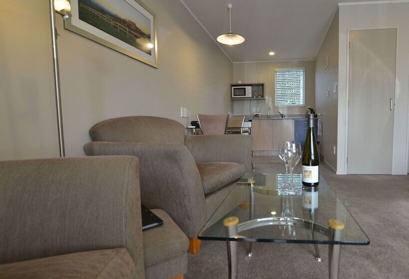 Студия Стандарт, Brougham Heights Motel