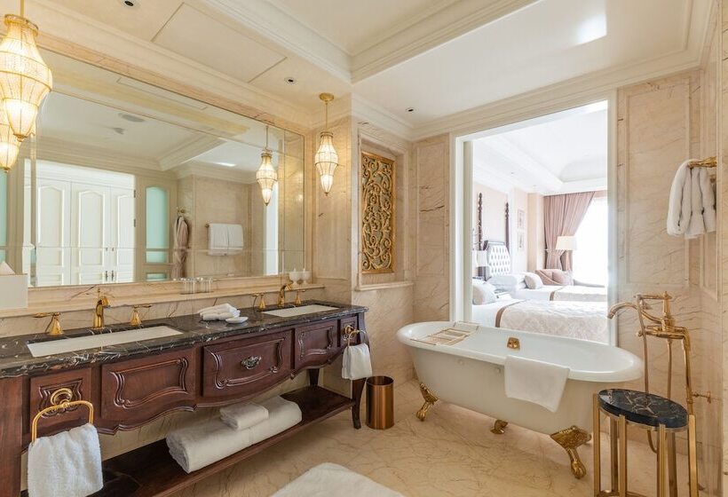Номер Deluxe Вид на Море, The Castle Hotel, A Luxury Collection Hotel, Dalian