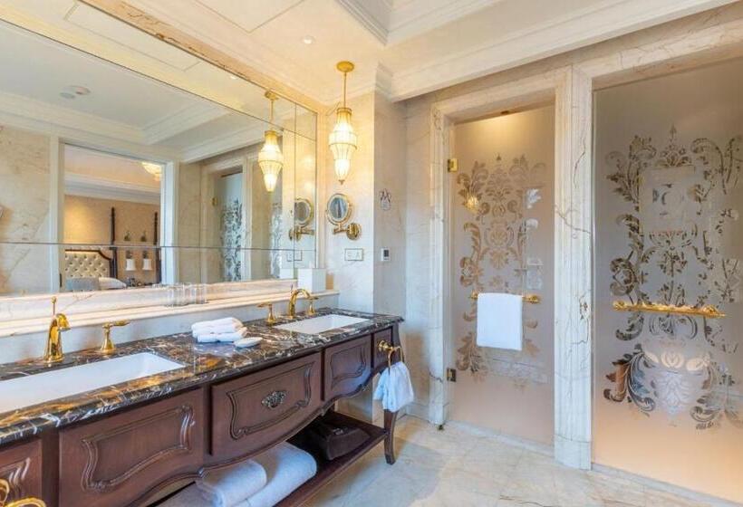 Номер Deluxe Вид на Горы, The Castle Hotel, A Luxury Collection Hotel, Dalian
