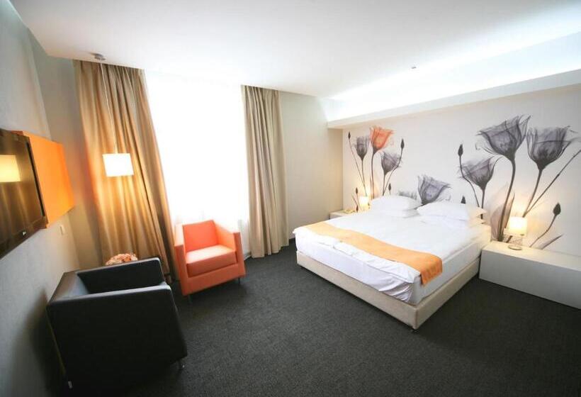 سوییت سوپریور, City Park Hotel By Chm