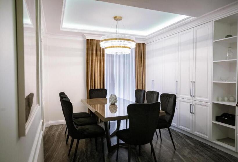 سوییت لوکس, Casa Viilor