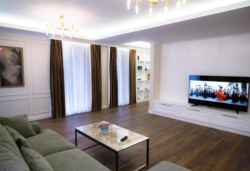 اتاق لوکس, Casa Viilor