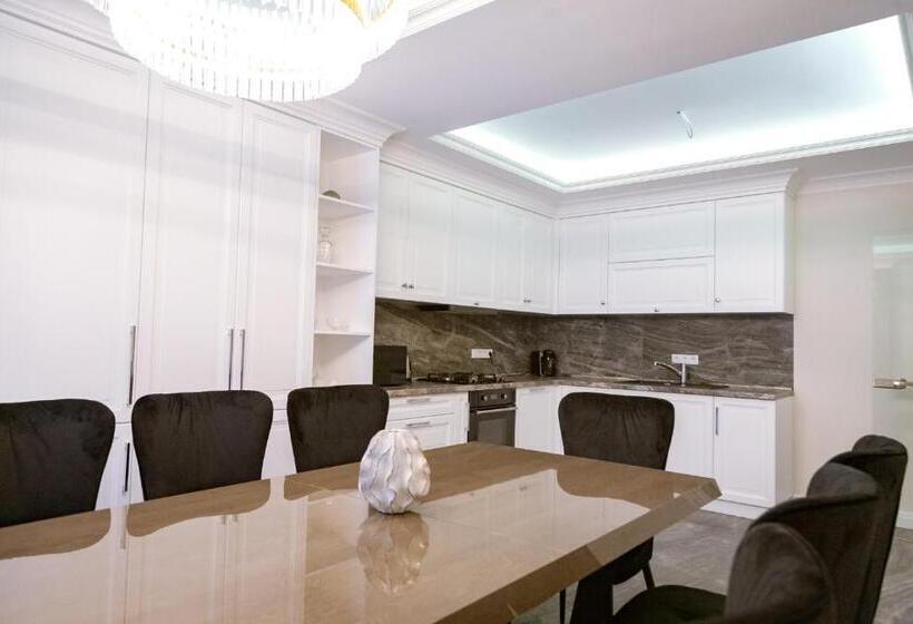 اتاق لوکس, Casa Viilor