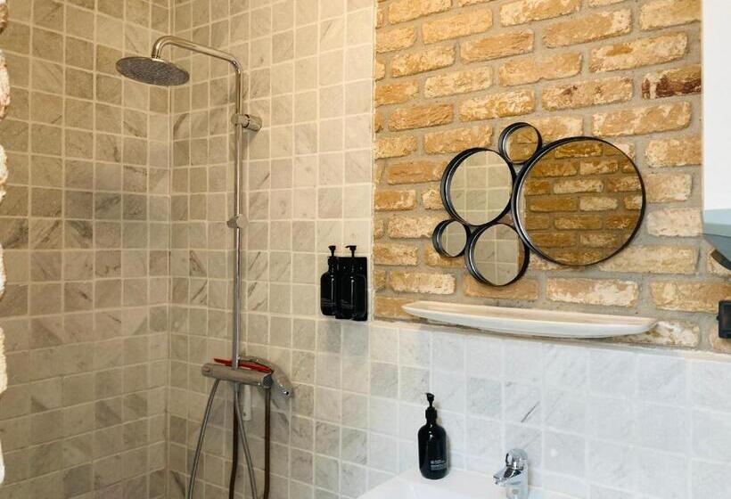 اتاق لوکس, B&b With Or Without De Schuur