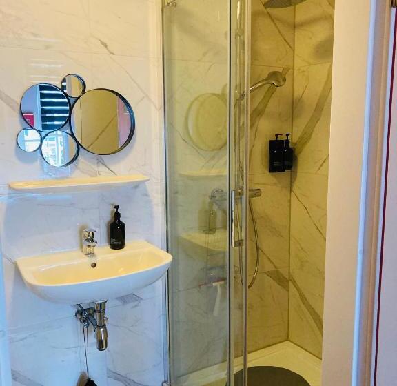 اتاق عادی, B&b With Or Without De Schuur