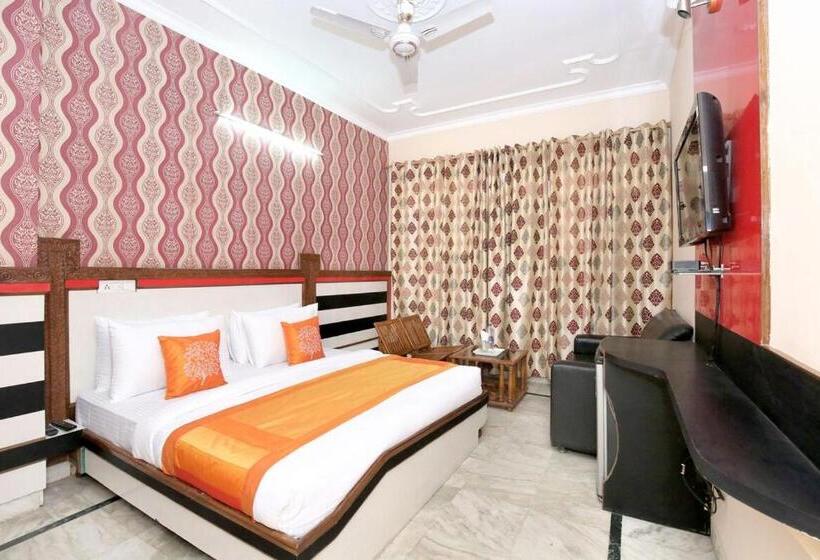Economy Triple Room, The Kings Residency