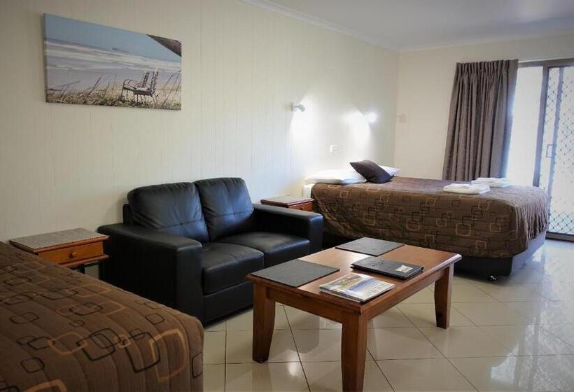 스탠다드 스튜디오, Pacific Palms Motor Inn