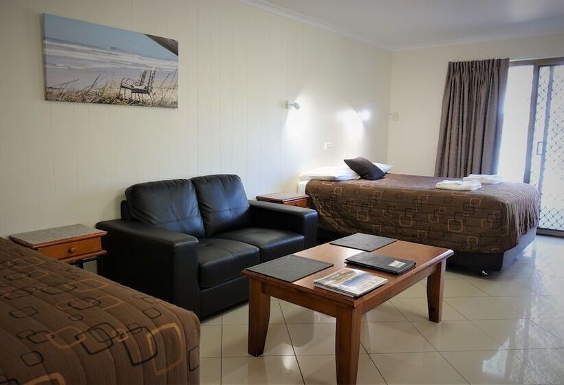 패밀리 스튜디오, Pacific Palms Motor Inn