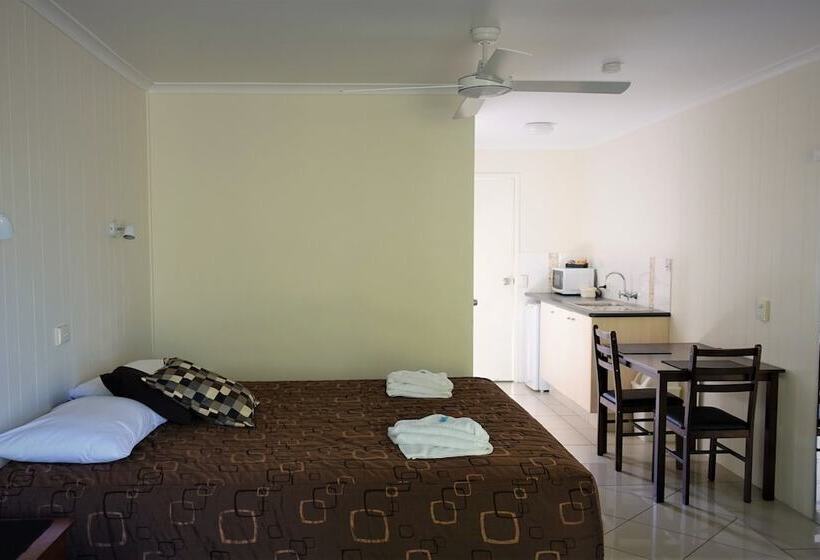 스탠다드 스튜디오, Pacific Palms Motor Inn