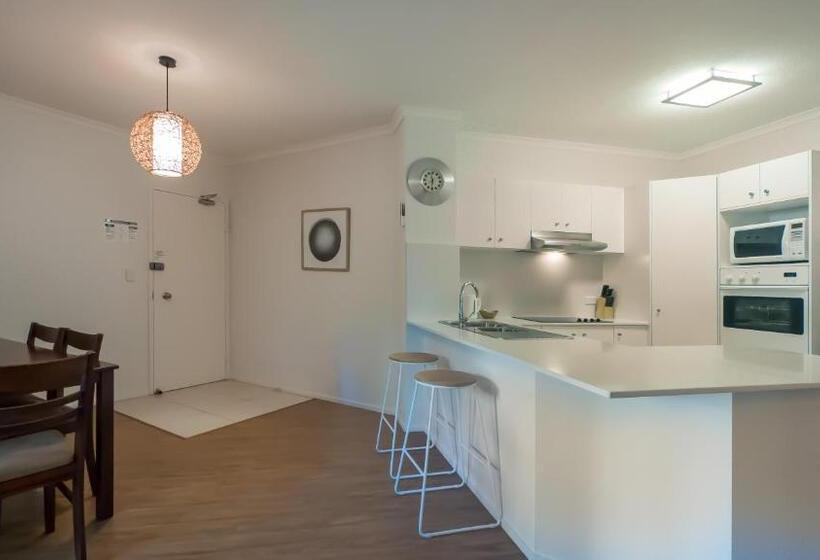 2침실 아파트 정원 전망, Sanctuary Lake Apartments