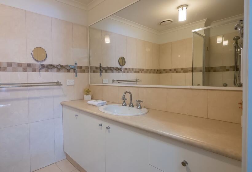 2침실 아파트 정원 전망, Sanctuary Lake Apartments