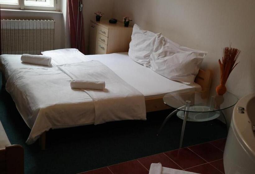 Camera Tripla Standard, Praha Club Bed & Breakfast