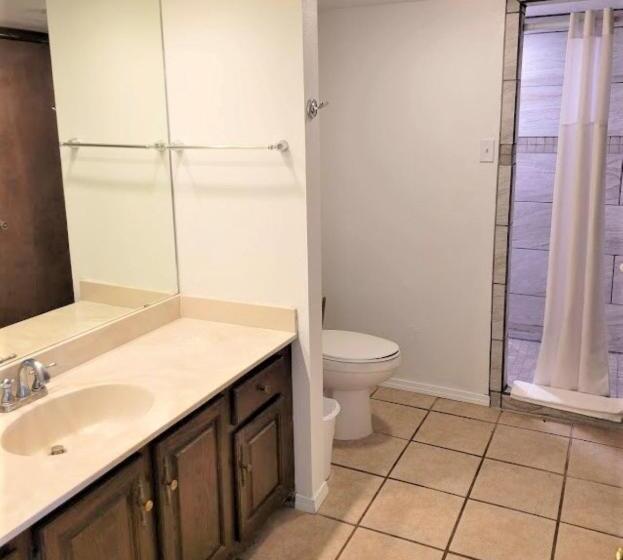 דירת שלושה חדרים, High Sierra Condominiums
